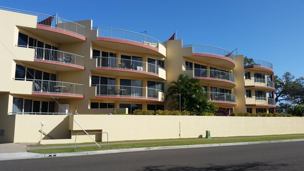 Alexander Beachfront Apartments Hervey Bay Buitenkant foto