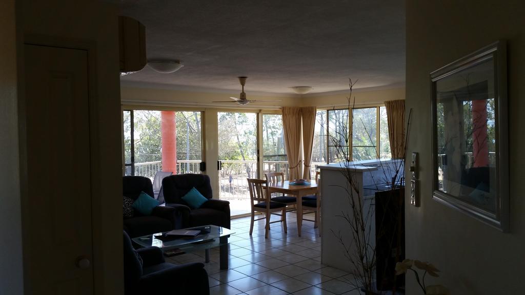Alexander Beachfront Apartments Hervey Bay Buitenkant foto