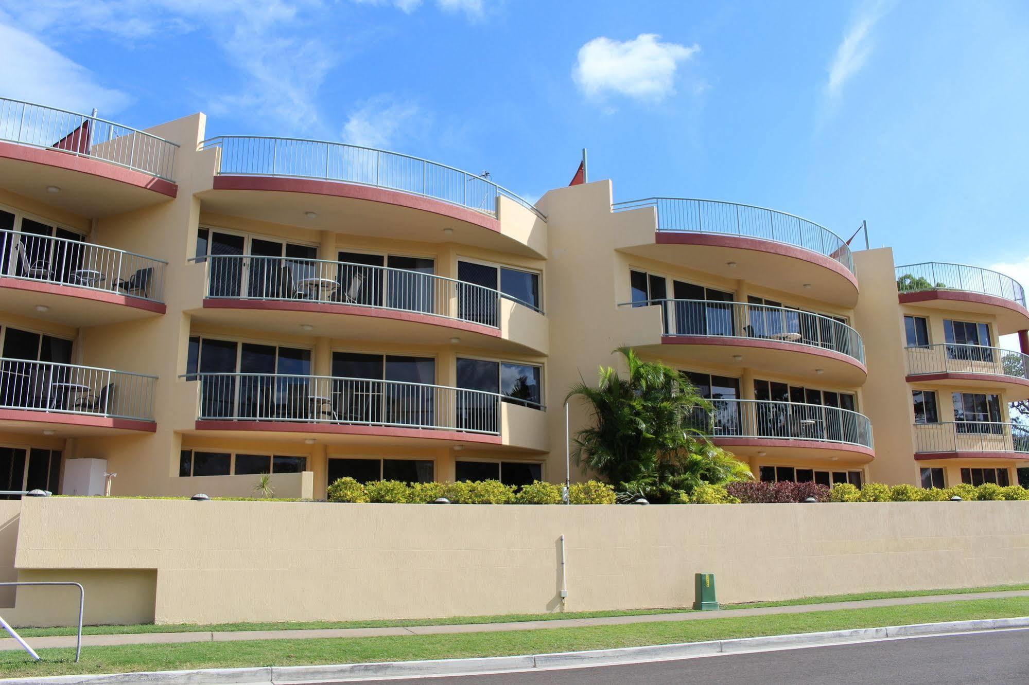 Alexander Beachfront Apartments Hervey Bay Buitenkant foto