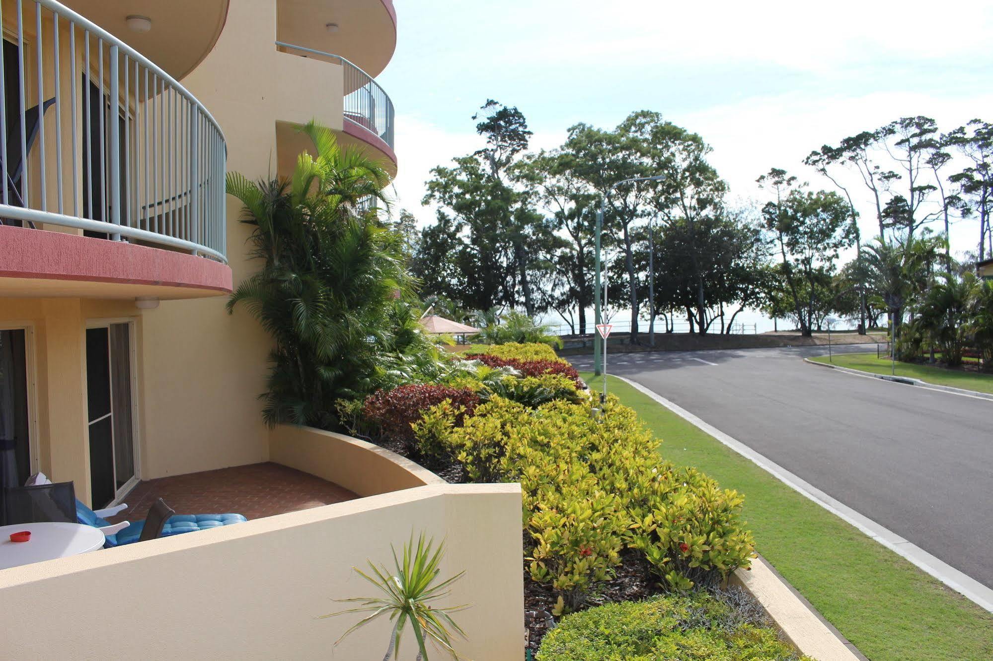 Alexander Beachfront Apartments Hervey Bay Buitenkant foto