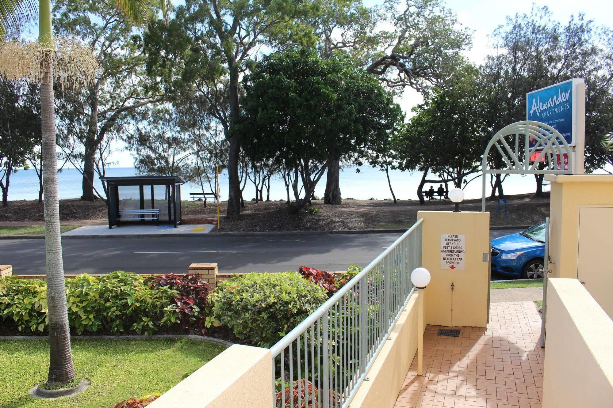 Alexander Beachfront Apartments Hervey Bay Buitenkant foto