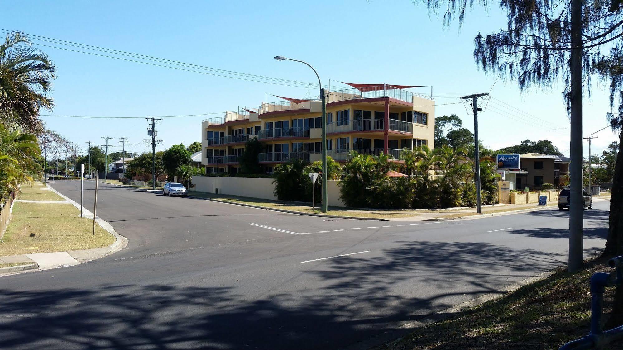 Alexander Beachfront Apartments Hervey Bay Buitenkant foto