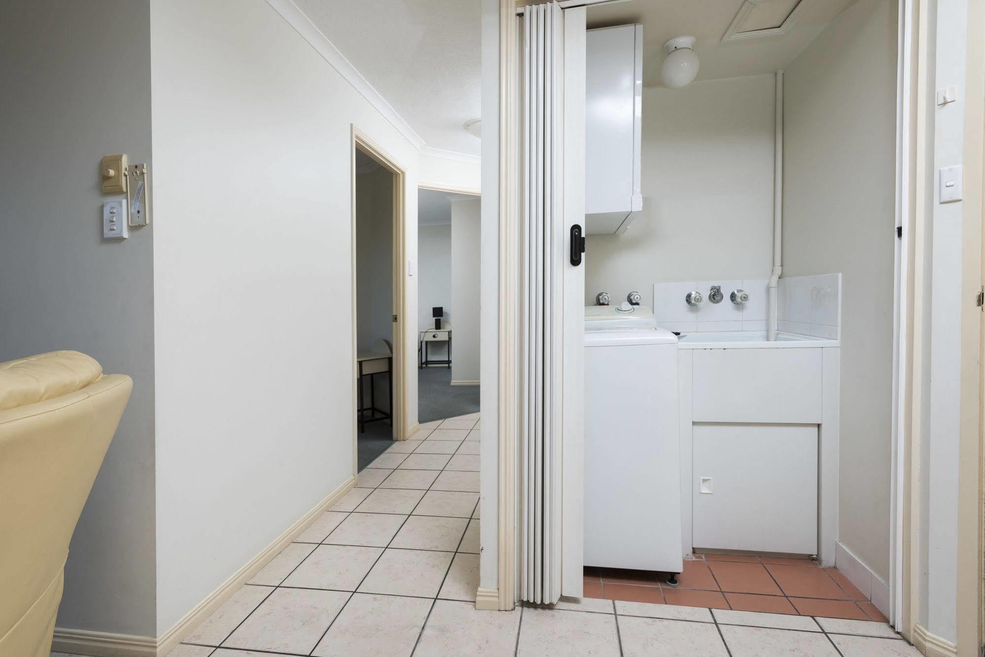 Alexander Beachfront Apartments Hervey Bay Buitenkant foto