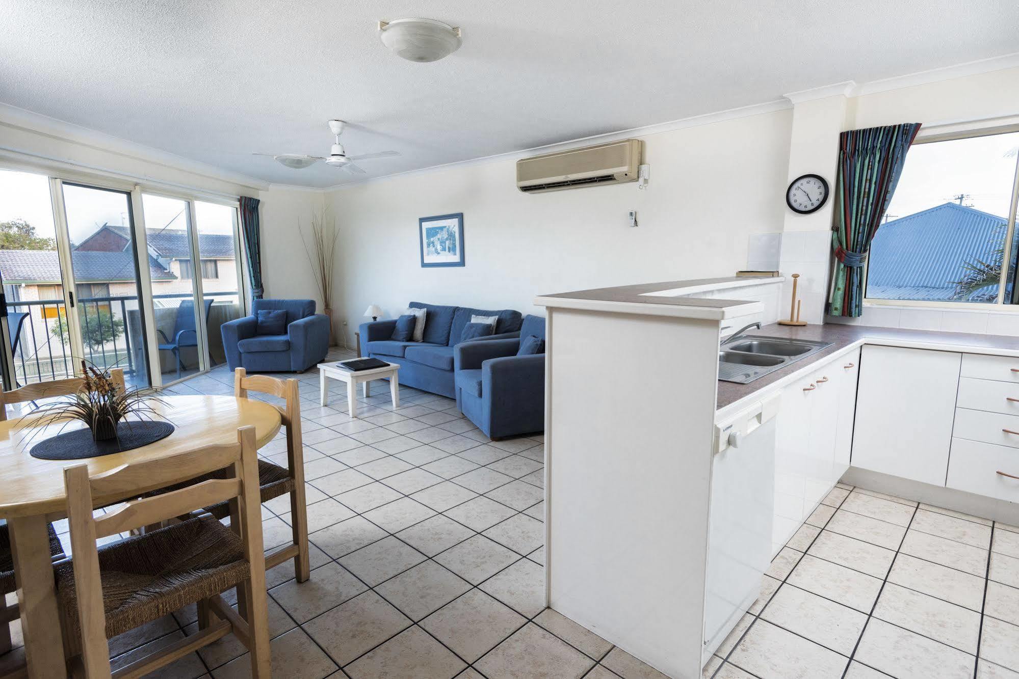 Alexander Beachfront Apartments Hervey Bay Buitenkant foto