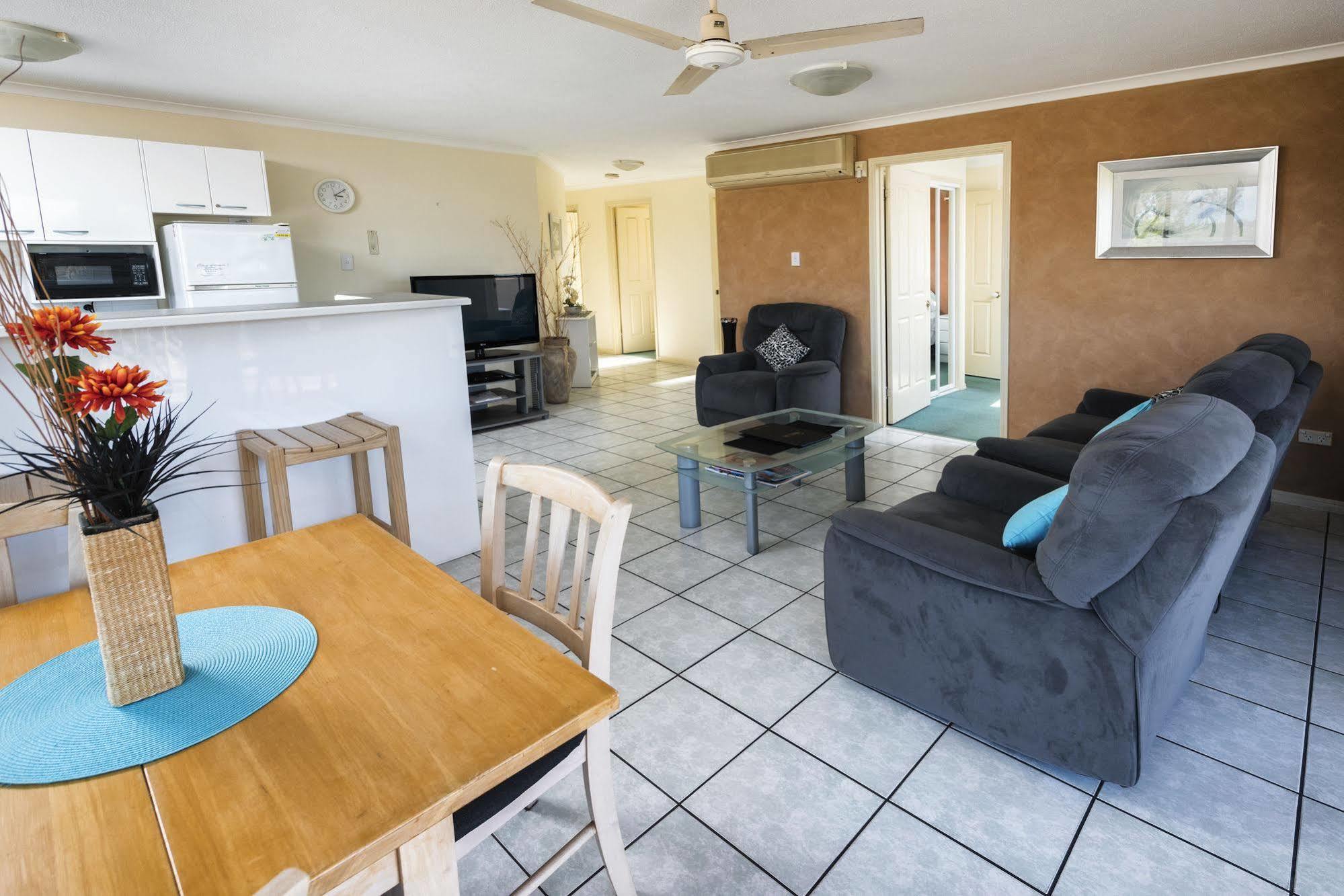 Alexander Beachfront Apartments Hervey Bay Buitenkant foto