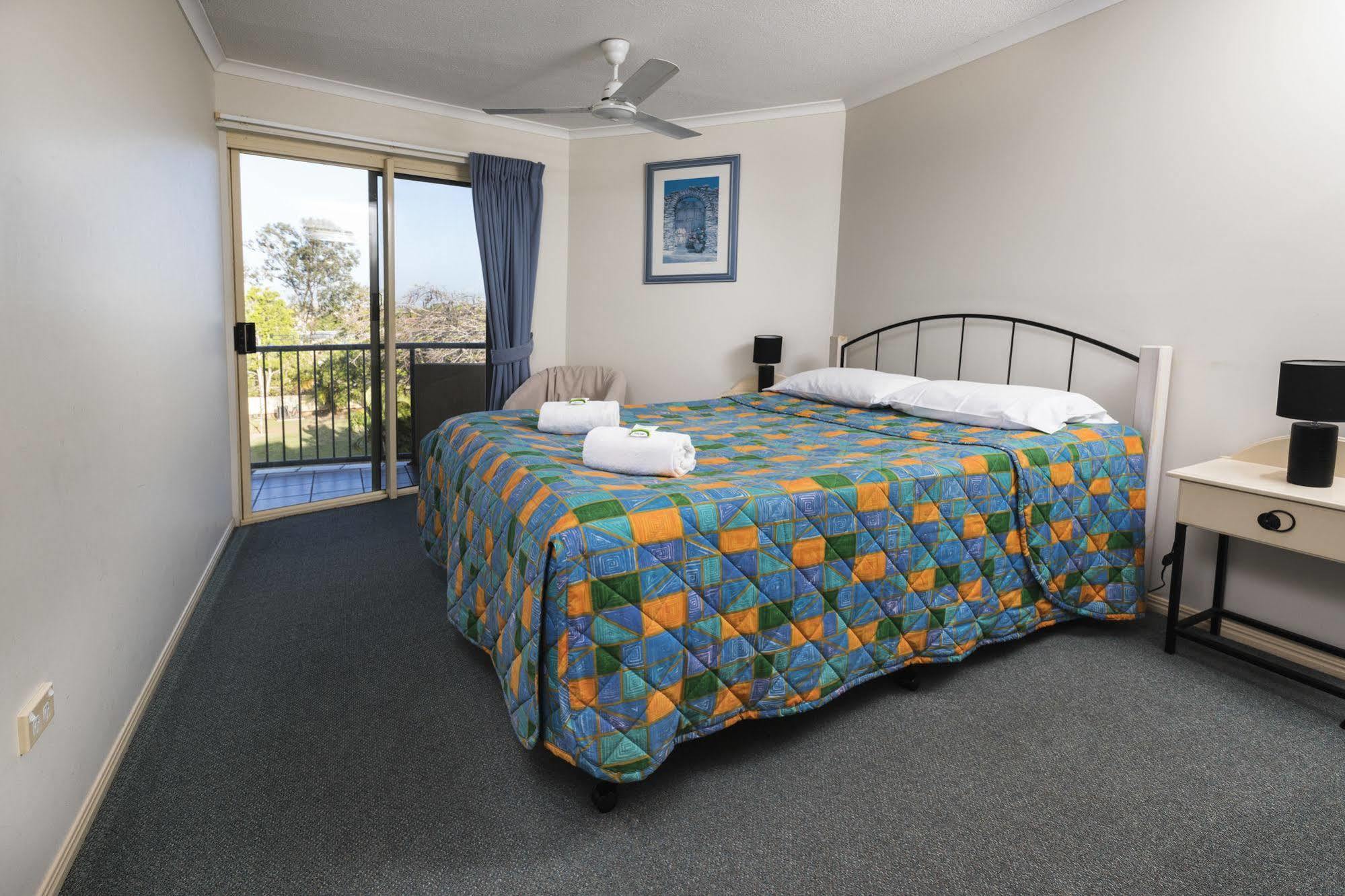 Alexander Beachfront Apartments Hervey Bay Buitenkant foto