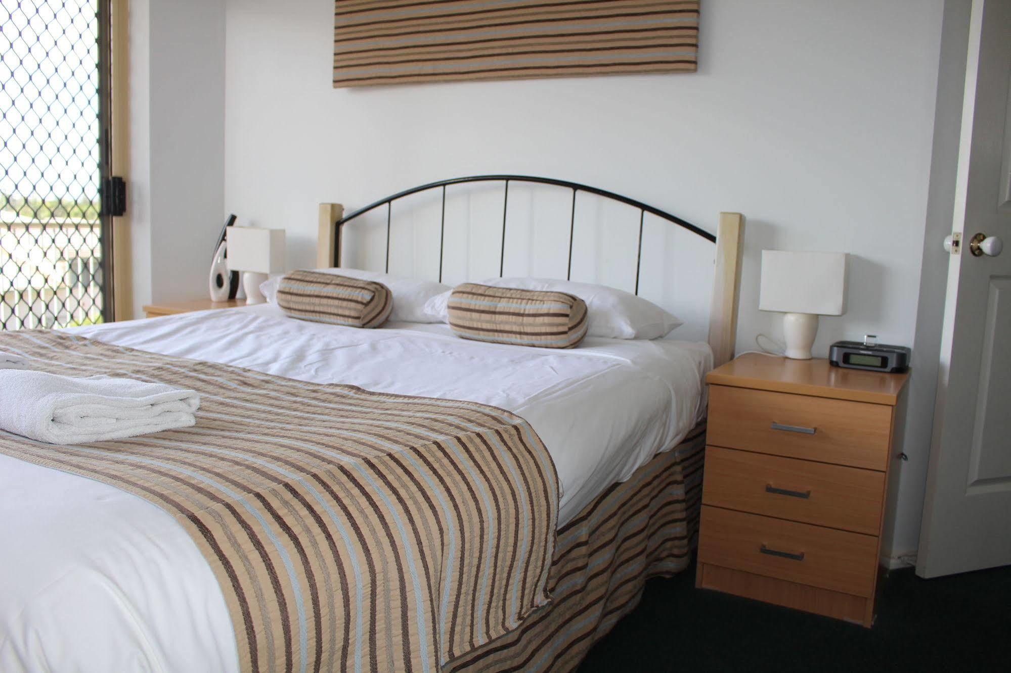 Alexander Beachfront Apartments Hervey Bay Buitenkant foto
