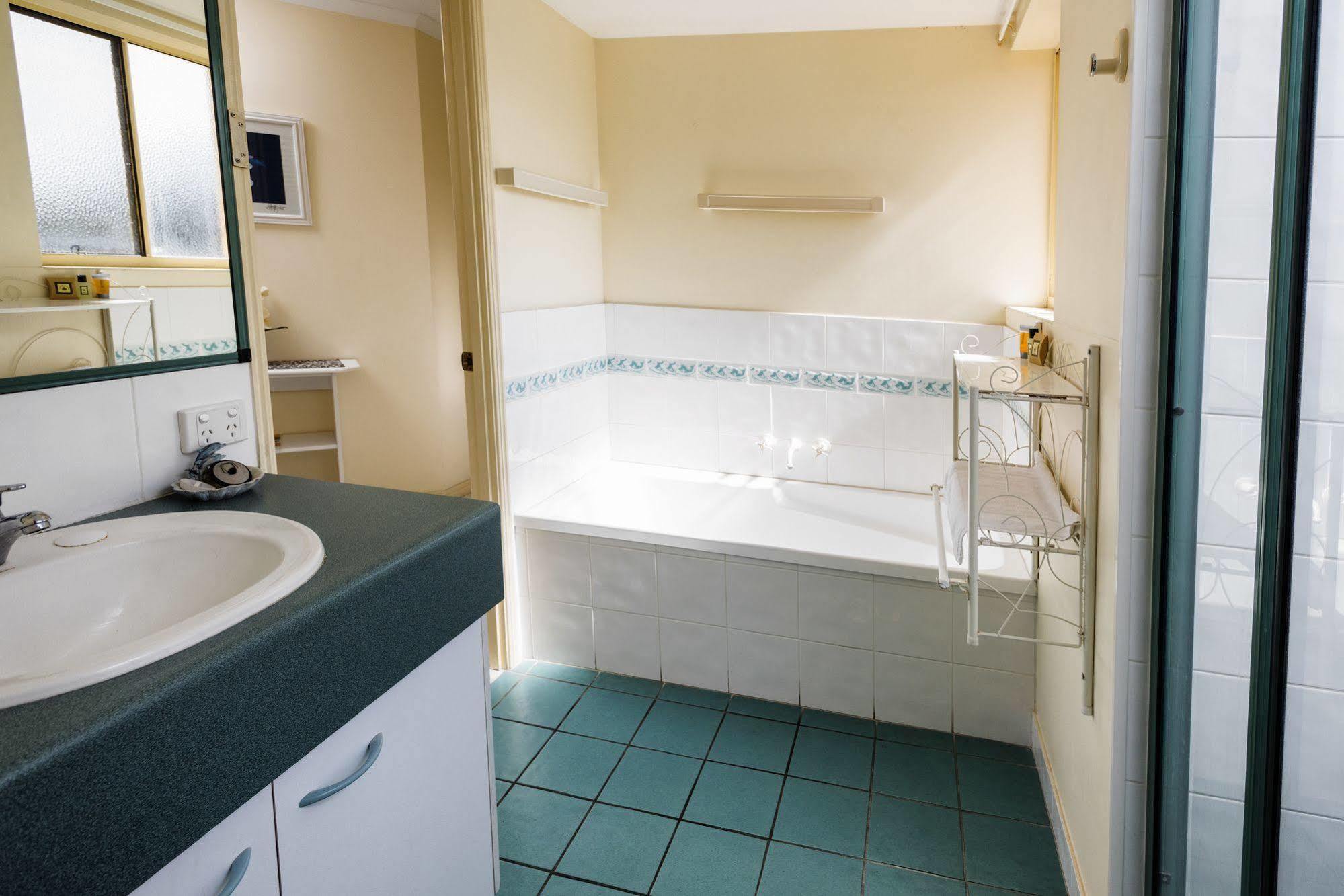 Alexander Beachfront Apartments Hervey Bay Buitenkant foto