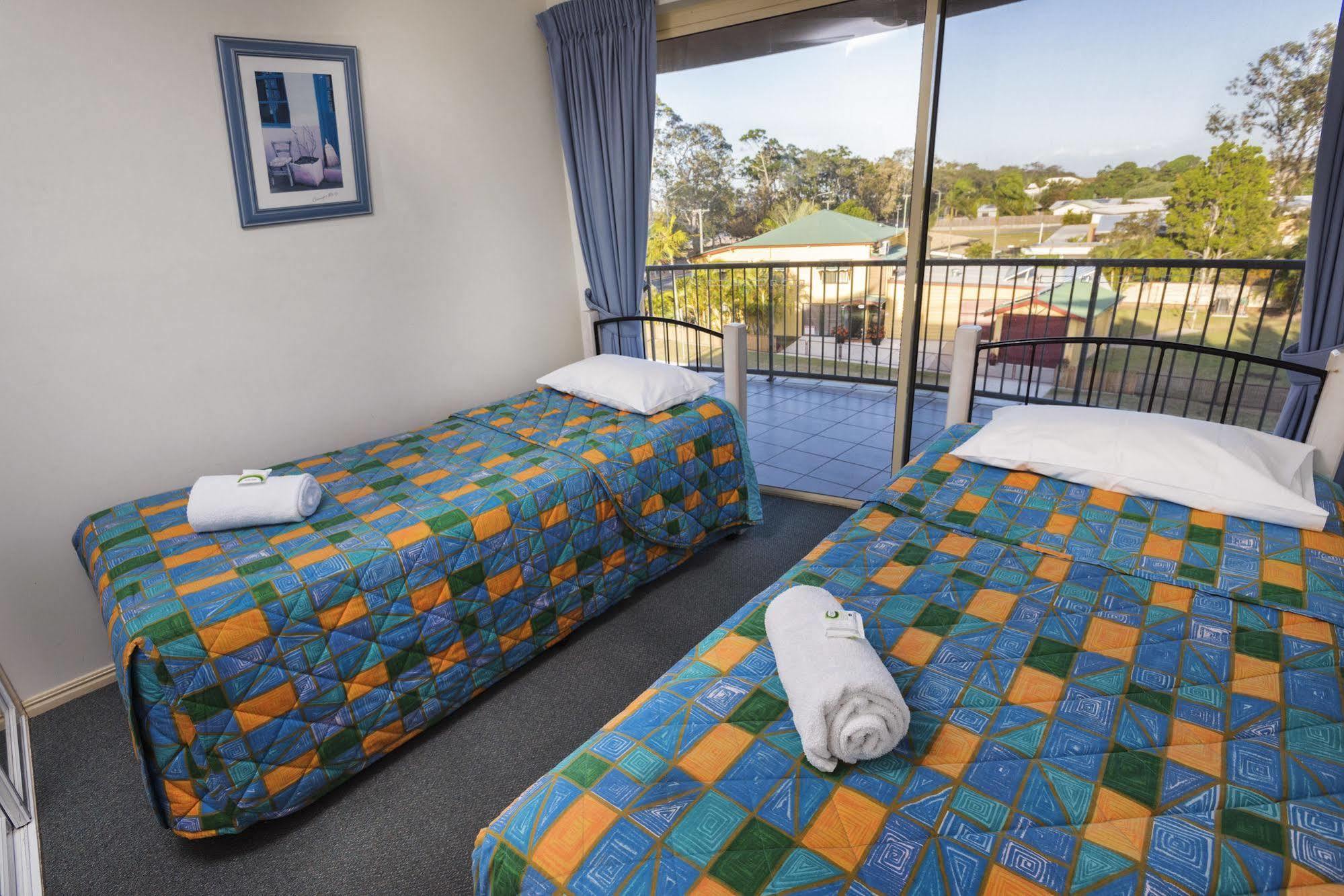Alexander Beachfront Apartments Hervey Bay Buitenkant foto