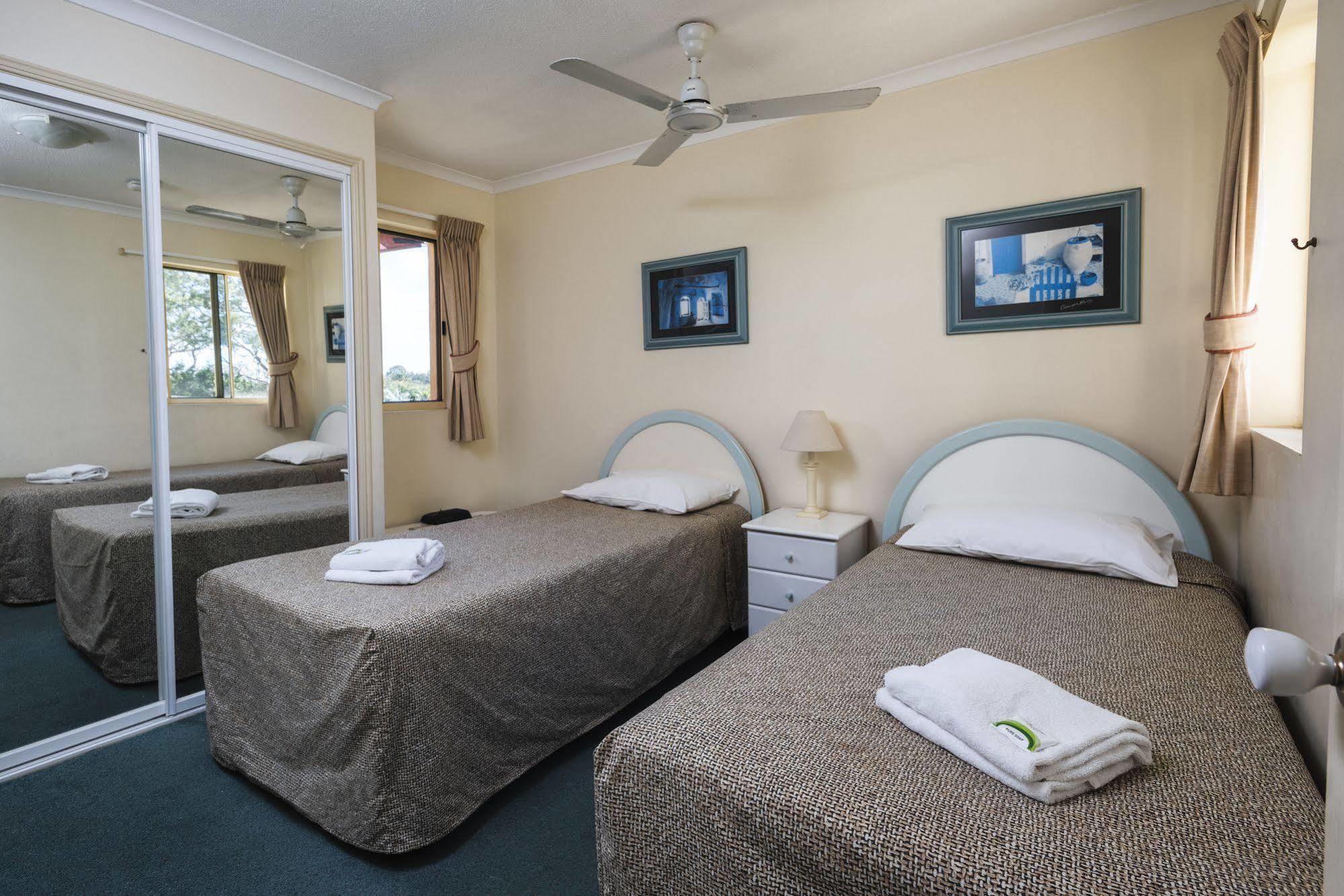 Alexander Beachfront Apartments Hervey Bay Buitenkant foto