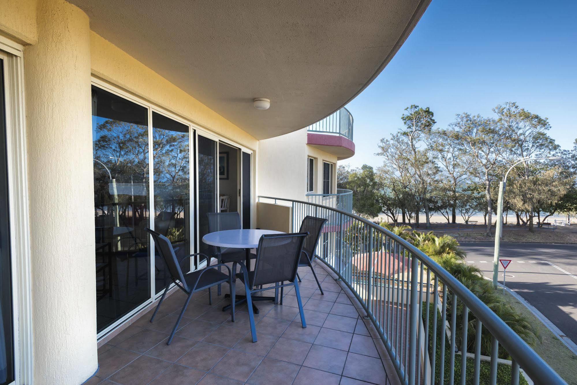 Alexander Beachfront Apartments Hervey Bay Buitenkant foto