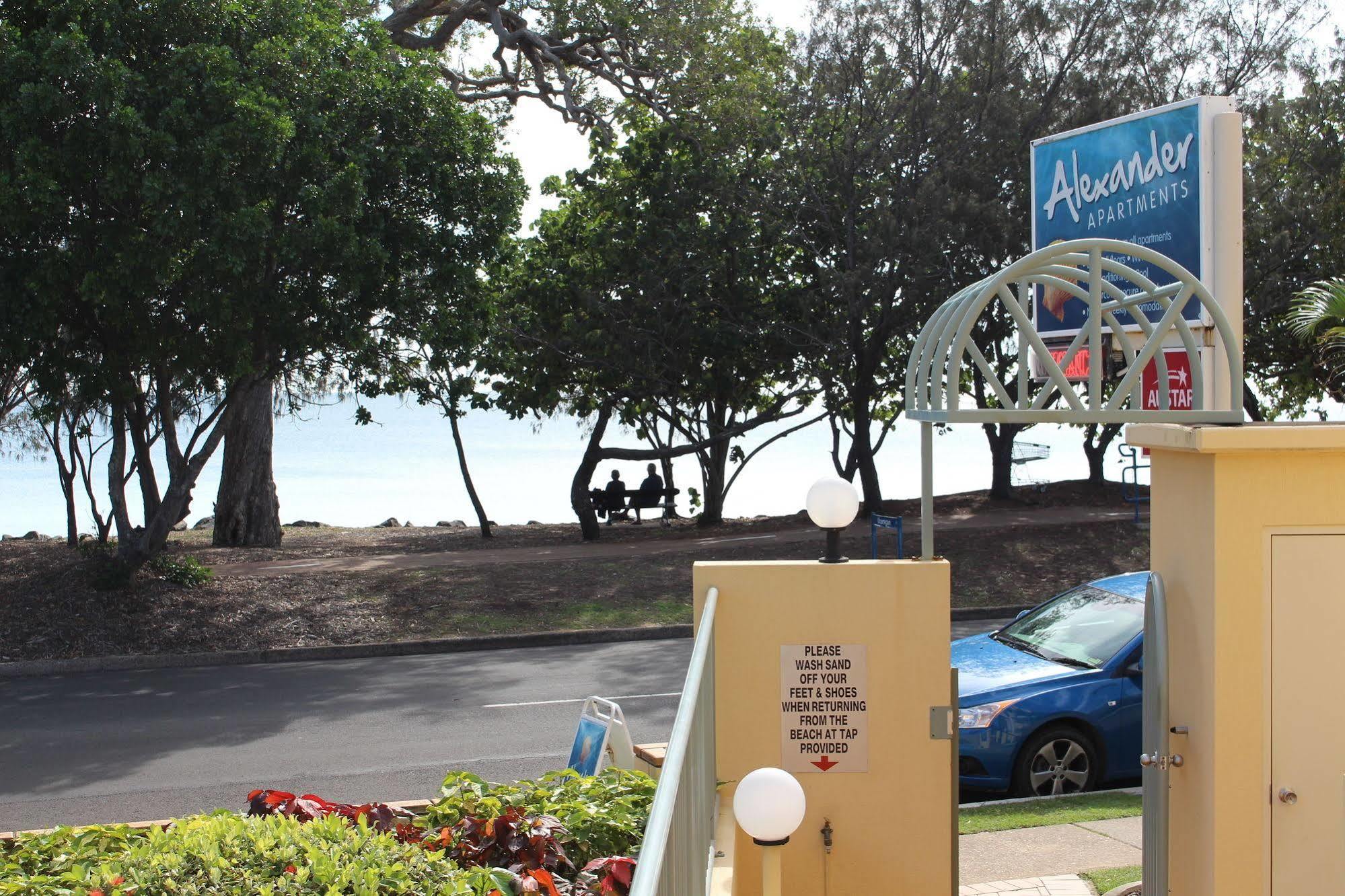 Alexander Beachfront Apartments Hervey Bay Buitenkant foto