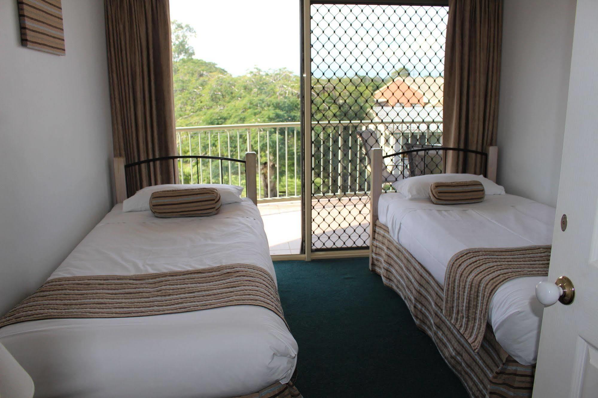 Alexander Beachfront Apartments Hervey Bay Buitenkant foto