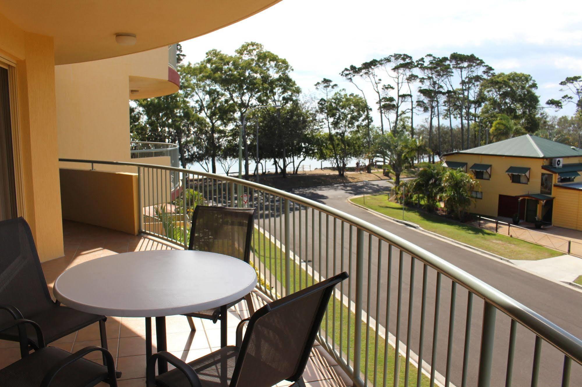 Alexander Beachfront Apartments Hervey Bay Buitenkant foto