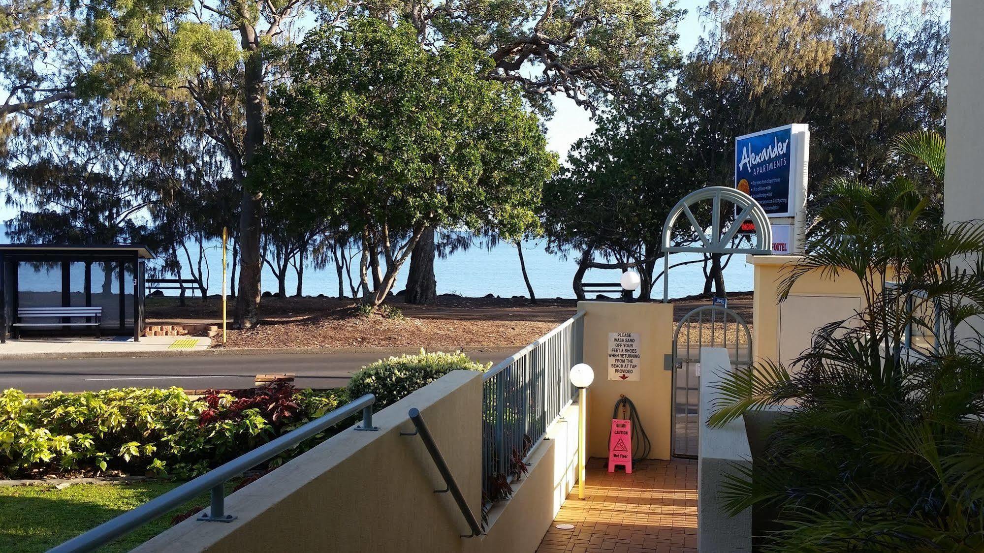 Alexander Beachfront Apartments Hervey Bay Buitenkant foto