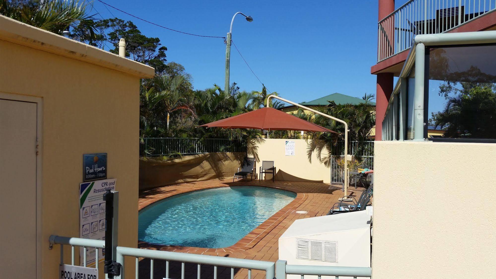 Alexander Beachfront Apartments Hervey Bay Buitenkant foto