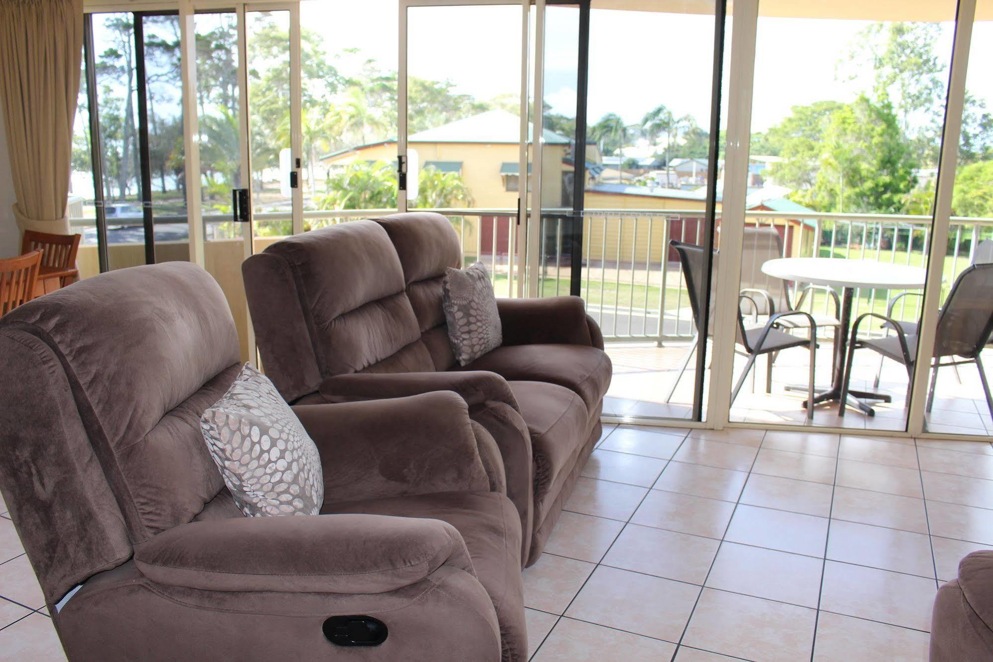 Alexander Beachfront Apartments Hervey Bay Buitenkant foto