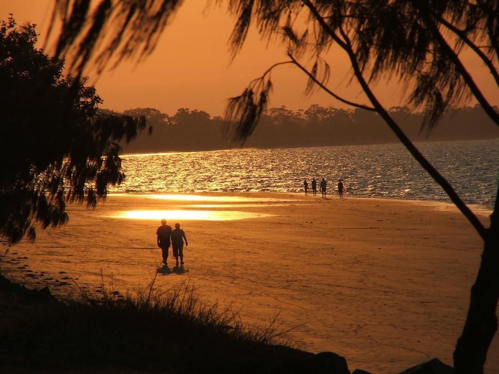 Alexander Beachfront Apartments Hervey Bay Buitenkant foto