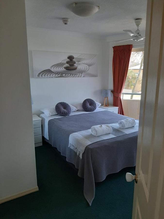 Alexander Beachfront Apartments Hervey Bay Buitenkant foto