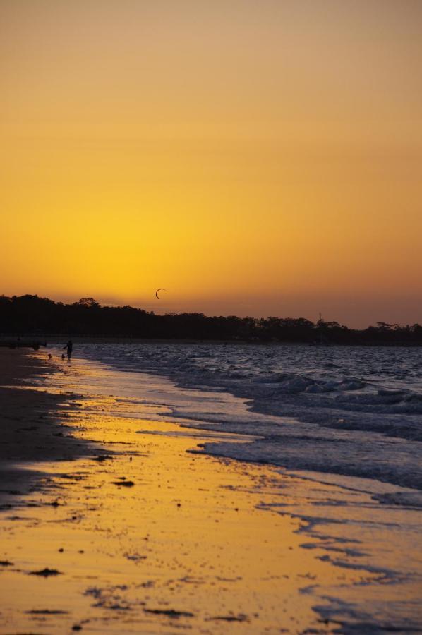 Alexander Beachfront Apartments Hervey Bay Buitenkant foto