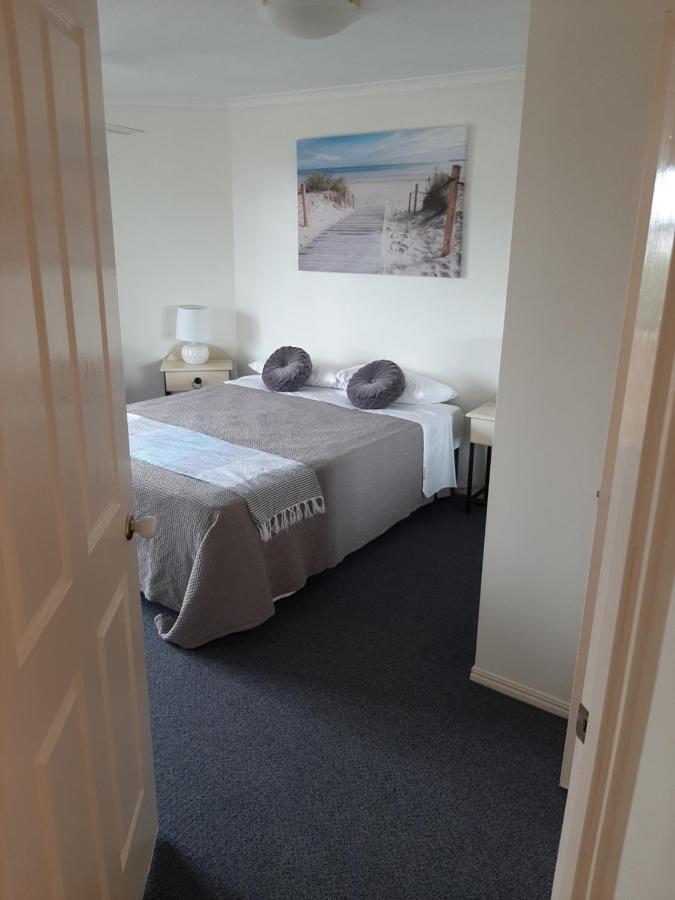 Alexander Beachfront Apartments Hervey Bay Buitenkant foto