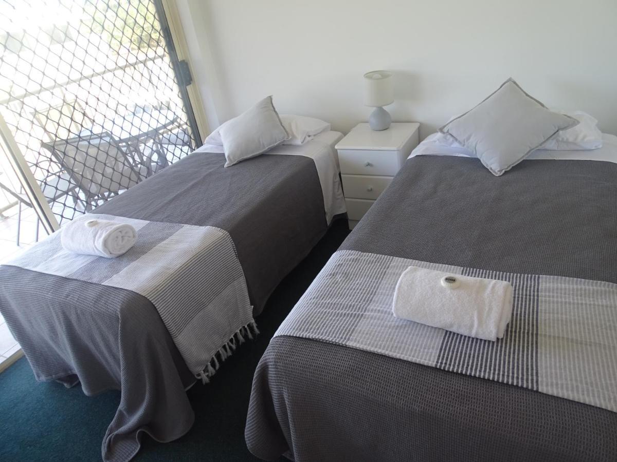 Alexander Beachfront Apartments Hervey Bay Buitenkant foto