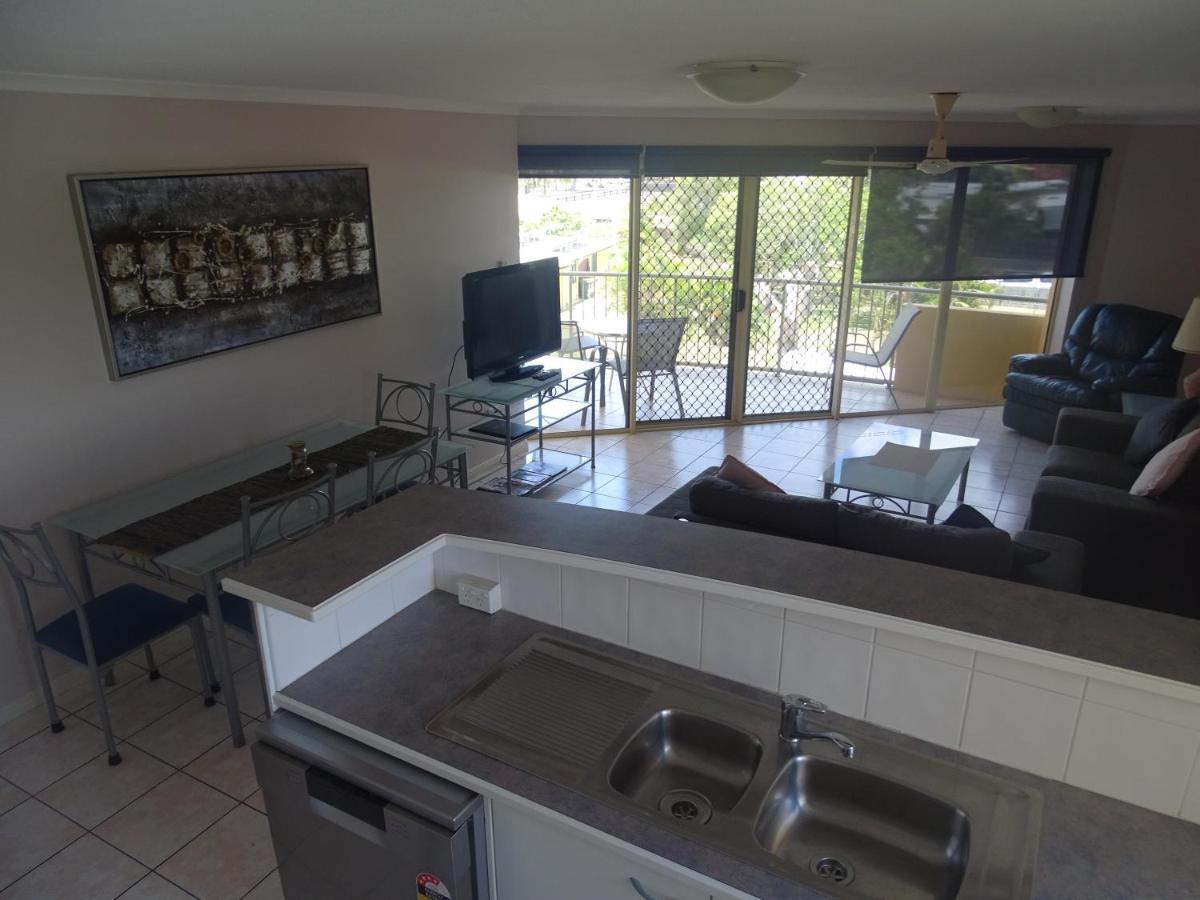Alexander Beachfront Apartments Hervey Bay Buitenkant foto