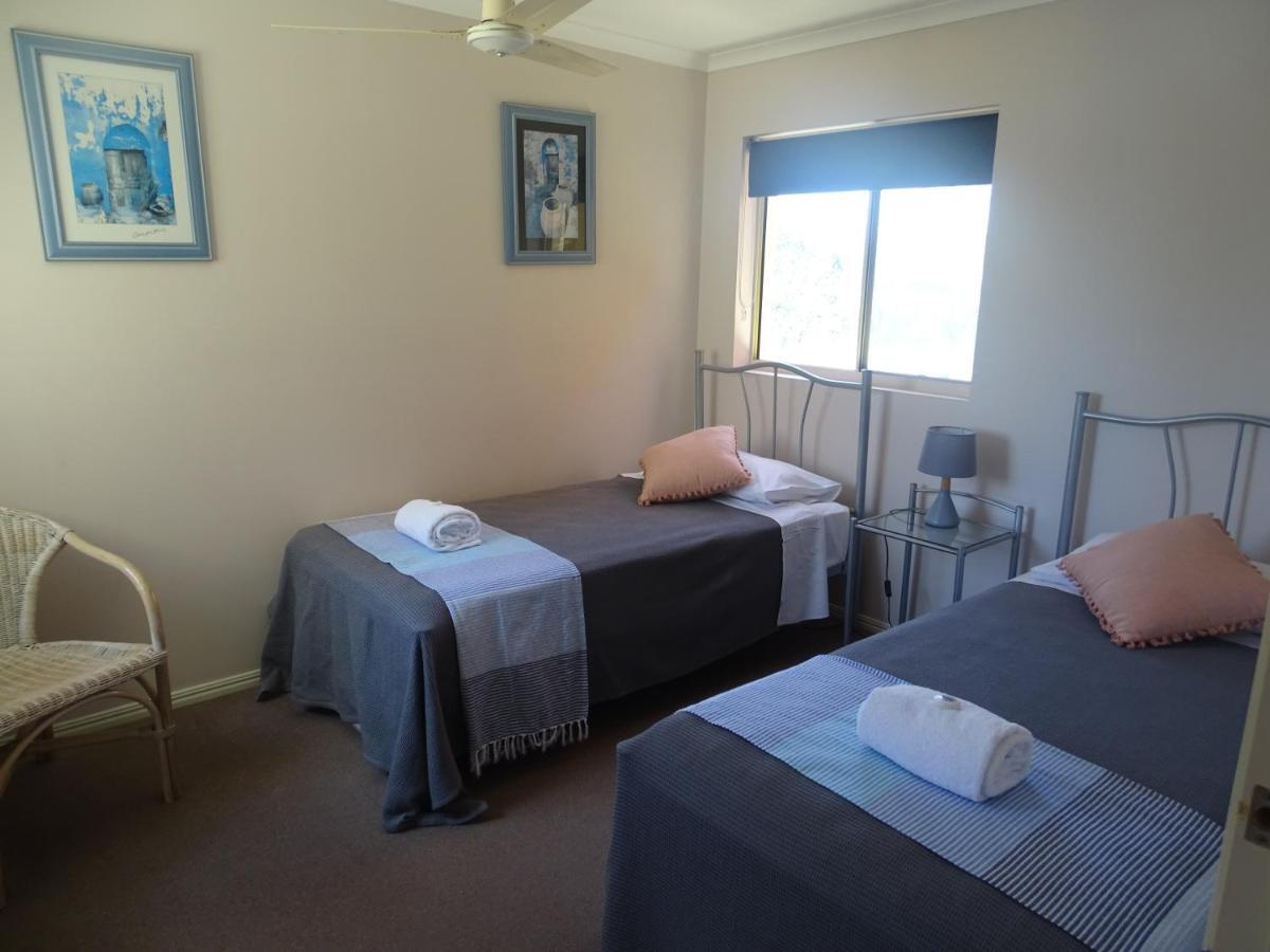 Alexander Beachfront Apartments Hervey Bay Buitenkant foto