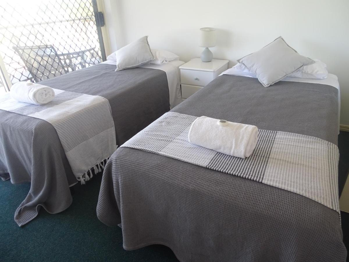 Alexander Beachfront Apartments Hervey Bay Buitenkant foto