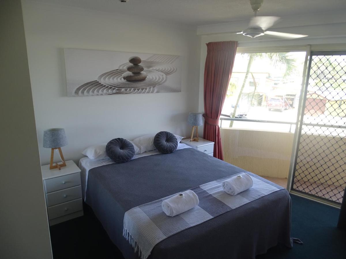 Alexander Beachfront Apartments Hervey Bay Buitenkant foto