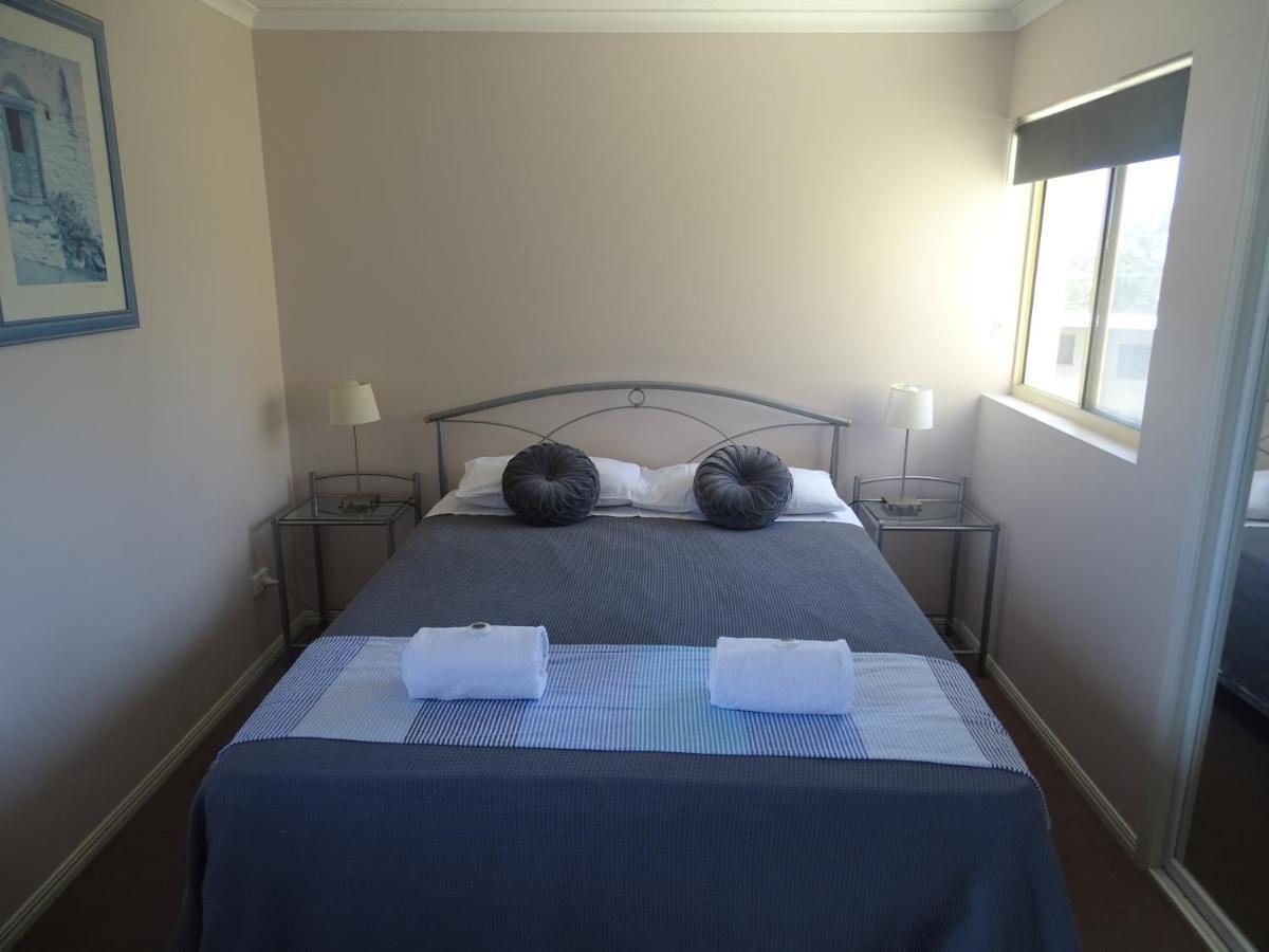 Alexander Beachfront Apartments Hervey Bay Buitenkant foto