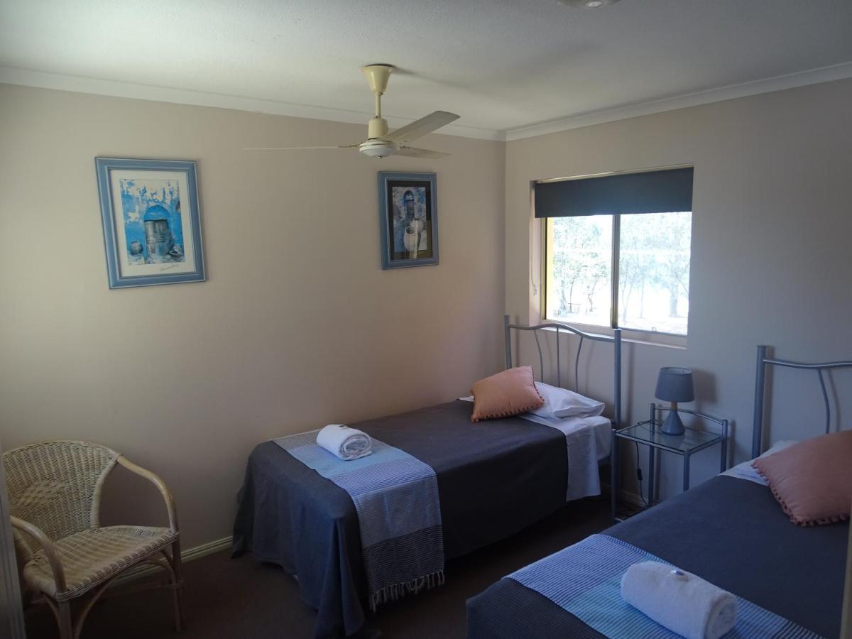 Alexander Beachfront Apartments Hervey Bay Buitenkant foto